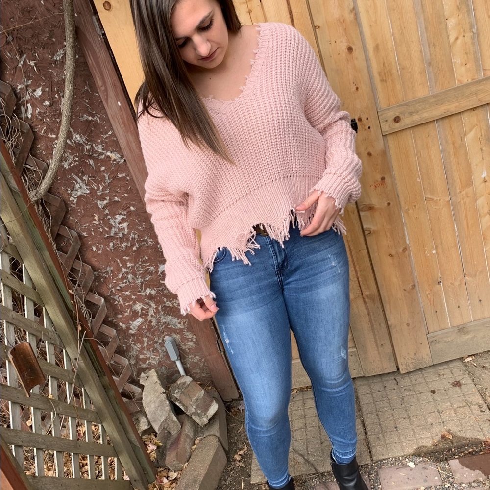 Elan  chunky sweater with fringe edges. Soft Pink
